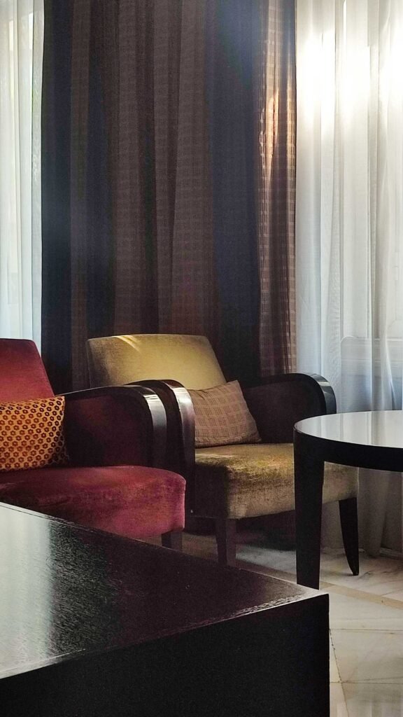An image of a cosy and ambient lobby of the hotel condado on calle aribau´s featuring two armchairs and a coffee table.