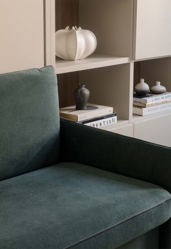 navy-teal-sofa-cream-bookshelf-backdrop-stylish-ornaments-barcelona