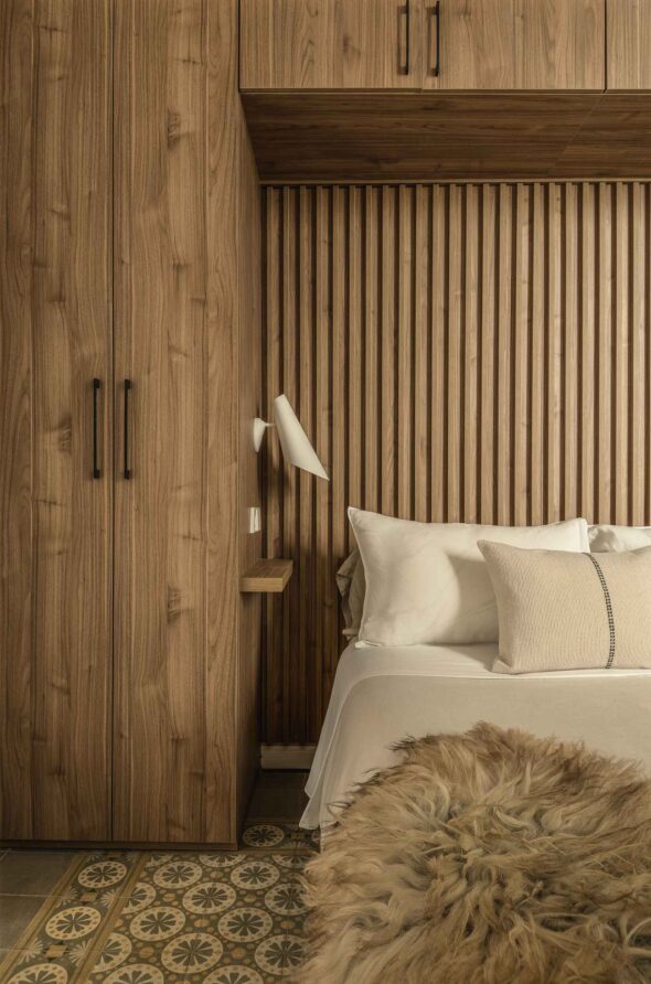 slatted-wooden-bed-panelling-minimalist-design-nolla-floor-bcn