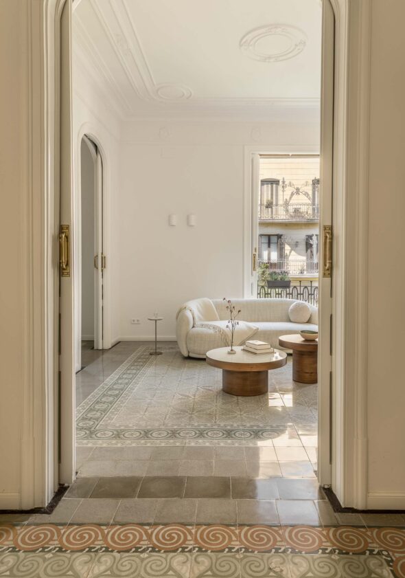view-modernist-living-room-high-ceilings-bobbienicole